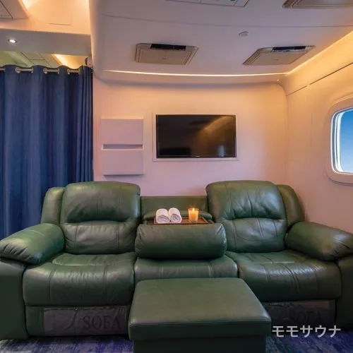 グリーンのレザーソファが並ぶ機内テーマの休憩ルーム、マカオ