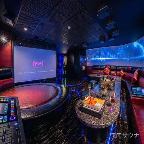 ブルーネオンが輝く未来的なカラオケルーム、マカオ