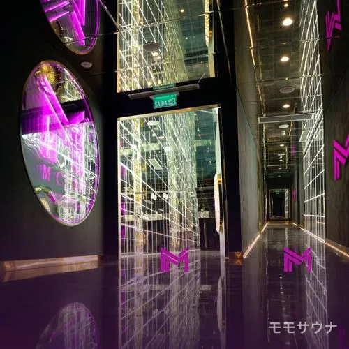 ネオンの「M」サインが輝く鏡張りのホール、マカオ