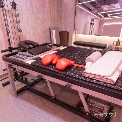 ボクシンググローブを配したジムテーマの個室、マカオ