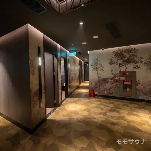 木目調の個室が並ぶ館内廊下、マカオ