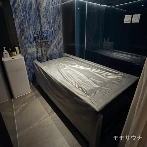 藍色のタイルが美しいバスルーム、マカオ