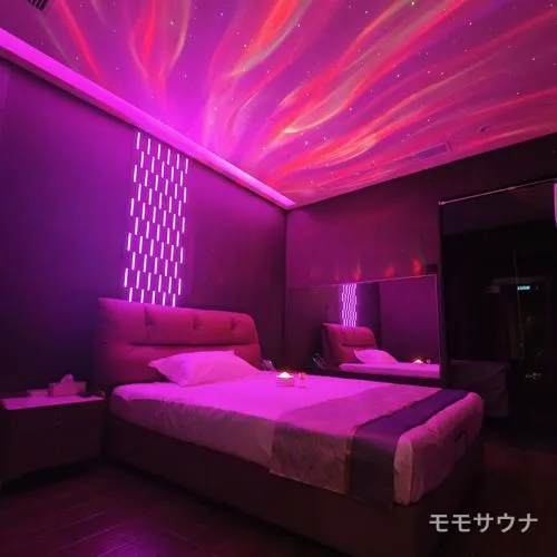 ブルーLEDが輝く大浴場エリア、マカオ