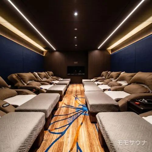 赤を基調にした客室スイート、マカオ