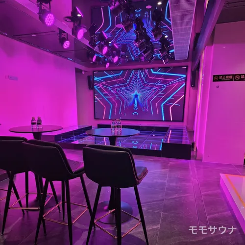 オーロラ調の紫色に照らされた客室、マカオ
