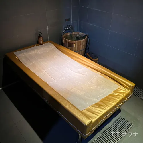 ゴールドのベッドを備えたトリートメントルーム、マカオ