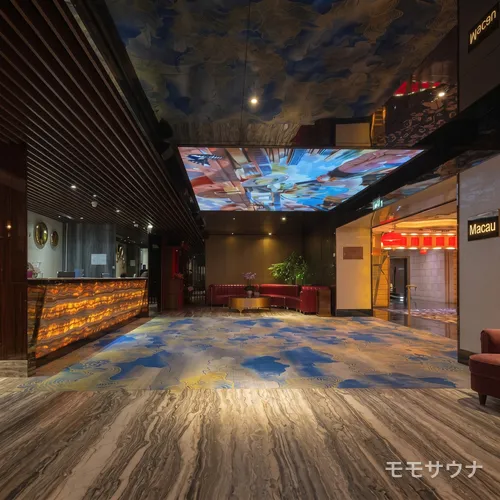 モザイク天井が輝くナンバーワン・サウナの受付、マカオ