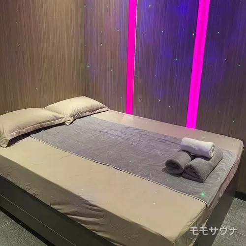 ピンクのネオンに照らされた客室、マカオ