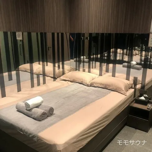 鏡張りの天井が印象的なマッサージルーム、シャンピン・スパ、マカオ