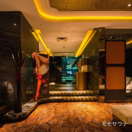 琥珀色の間接照明が続く館内通路、マカオ
