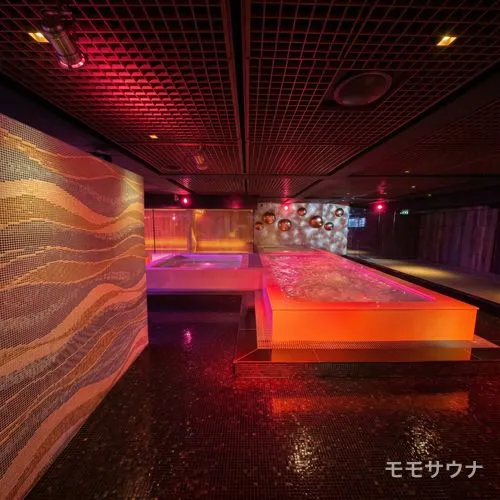 赤いライトに包まれた浴場エリアの別カット、マカオ