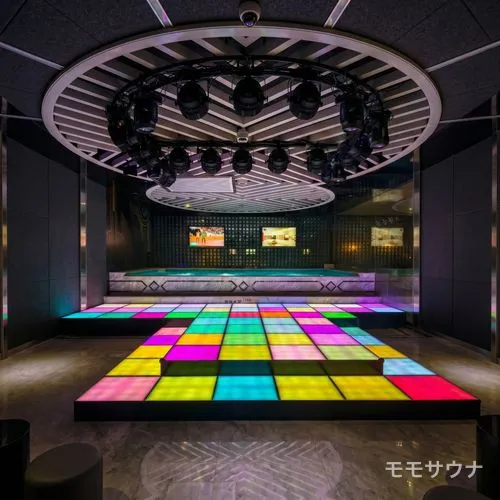 色とりどりのLEDが輝くキャットウォーク仕立てのショーステージ、マカオ